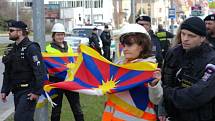 Lidé protestující proti vstřícnosti české strany vůči čínskému prezidentovi i proti jeho samotnému příletu vyměňovali čínské prapory za symboly Tibetu v ulicích Arabská a Horoměřická