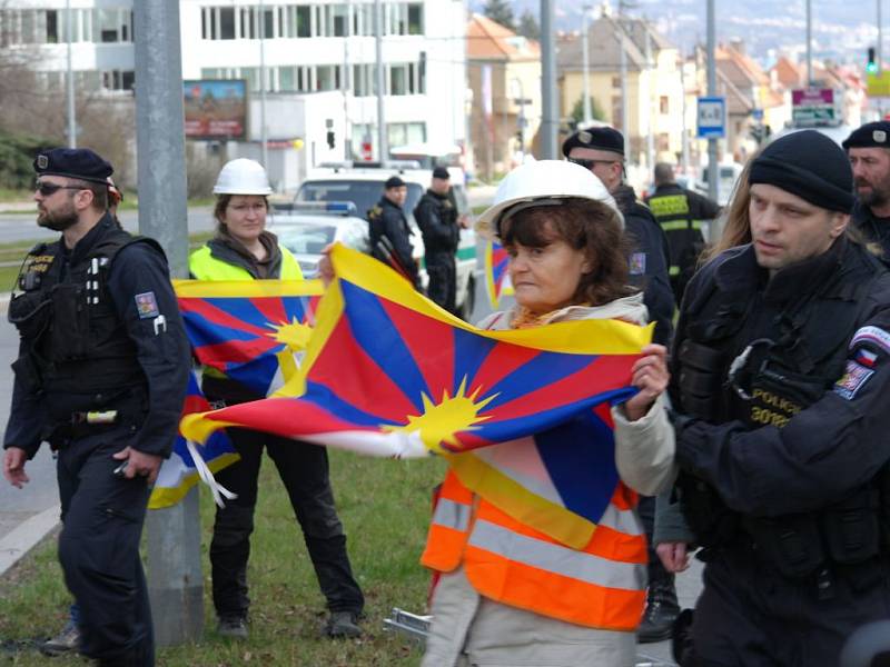 Lidé protestující proti vstřícnosti české strany vůči čínskému prezidentovi i proti jeho samotnému příletu vyměňovali čínské prapory za symboly Tibetu v ulicích Arabská a Horoměřická
