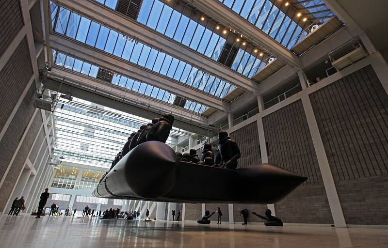 Aj Wej-wej – Zákon cesty. Sedmdesátimetrový nafukovací člun s nadživotními postavami 258 uprchlíků. Veletržní palác Národní galerie.