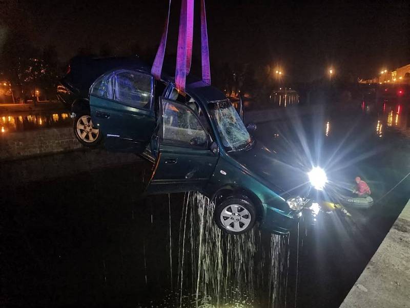 Na Kampě sjelo auto do Vltavy, na místě zasahovali potápěči pražských hasičů.