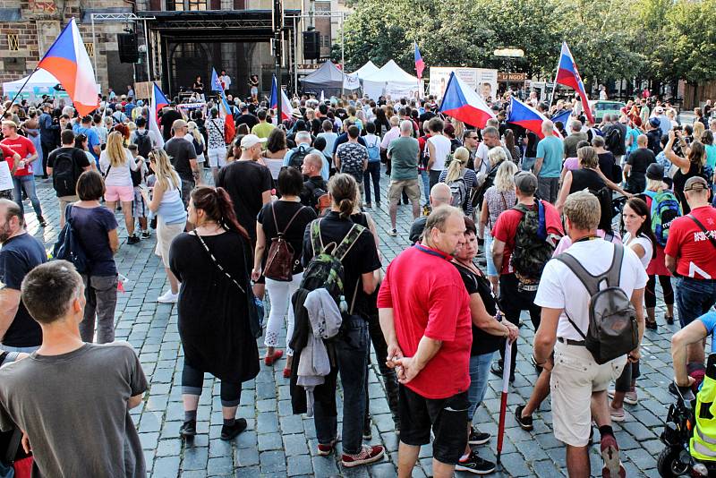 Demonstrace na Staroměstském náměstí za návrat do škol bez omezení.