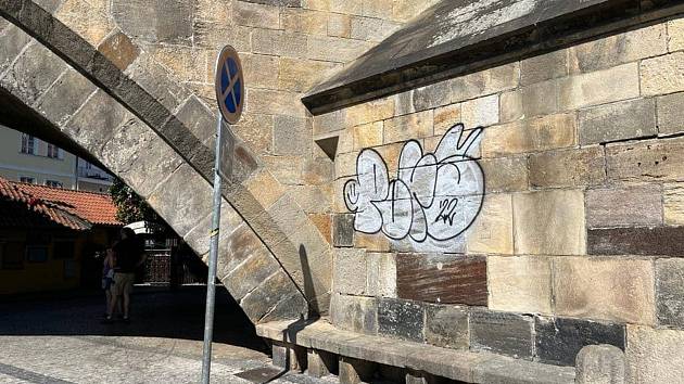 Graffiti na Karlově mostě, 4. 8. 2022.