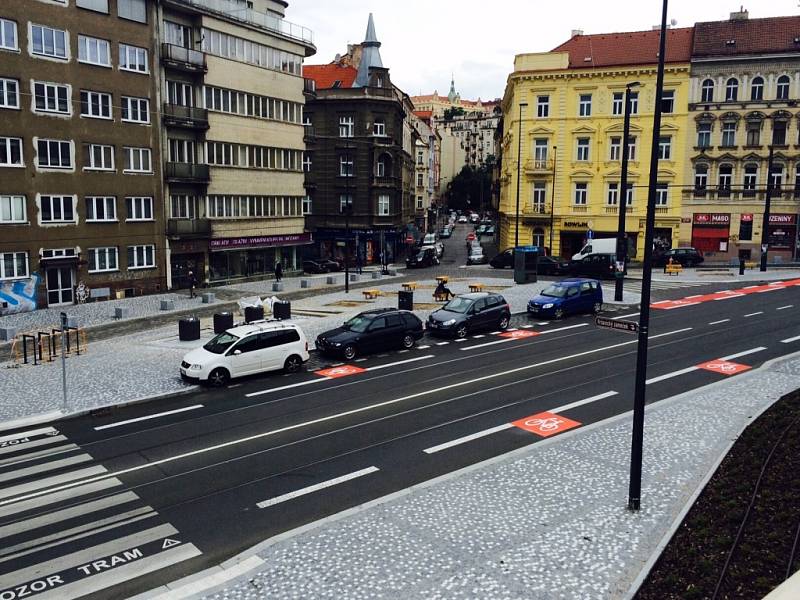 Nová pravidla pro výstavbu a zacházení  s veřejným prostorem v metropoli, která začala platit  1. října, rozpoutala ostré střety mezi primátorem Tomášem Hudečkem a majiteli billboardových firem.