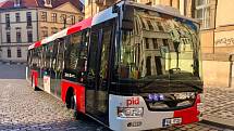 Autobus SOR NB12 v nových barvách Pražské integrované dopravy.