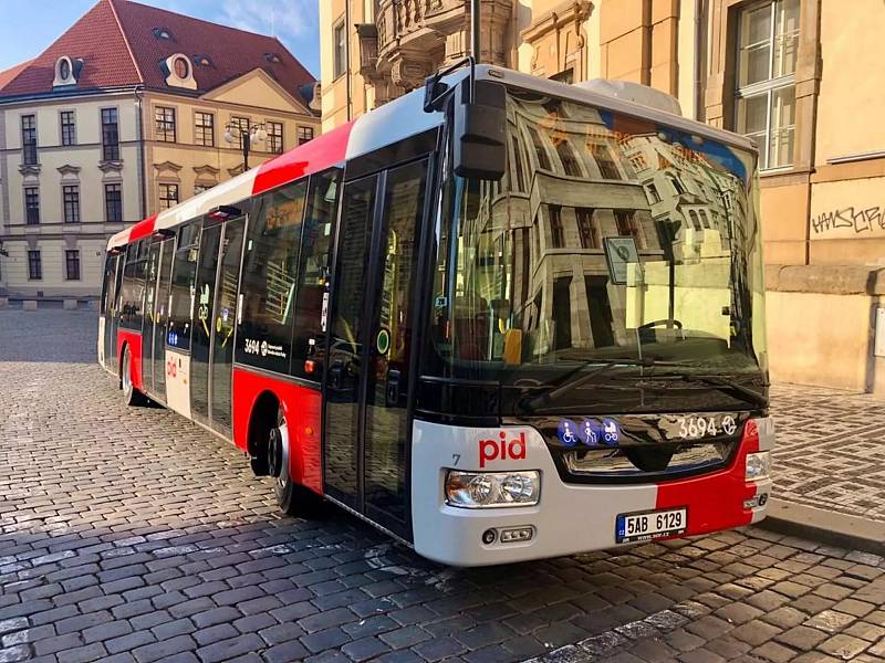 Autobus SOR NB12 v nových barvách Pražské integrované dopravy.