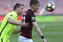 Sparta Praha - Zbrojovka Brno. Zleva Jakub Šural z Brna a Josef Šural ze Sparty.