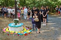 Vietnamci uctili během pietní akce památku dvou utonulých chlapců v jezeře Lhota.