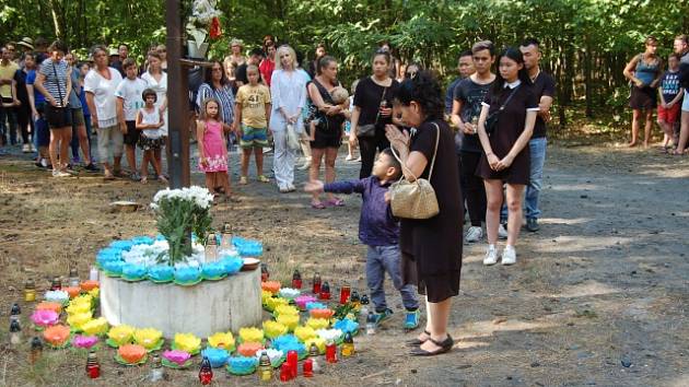 Vietnamci uctili během pietní akce památku dvou utonulých chlapců v jezeře Lhota.