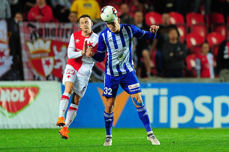 Fotbalové utkání semifinále Mol Cupu mezi celky SK Slavia Praha a FK Mladá Boleslav 17. dubna v Praze. Zleva Jan Sýkora vs. Jan Král.