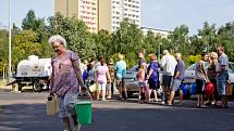 V důsledku rozsáhlé havárie vodovodního řadu ve Formánkově ulici v Praze 8 jsou bez dodávek vody tisícovky domácností přilehlých čtvrtí. Náhradní zásobování vodou zajišťuje několik desítek cisteren.  