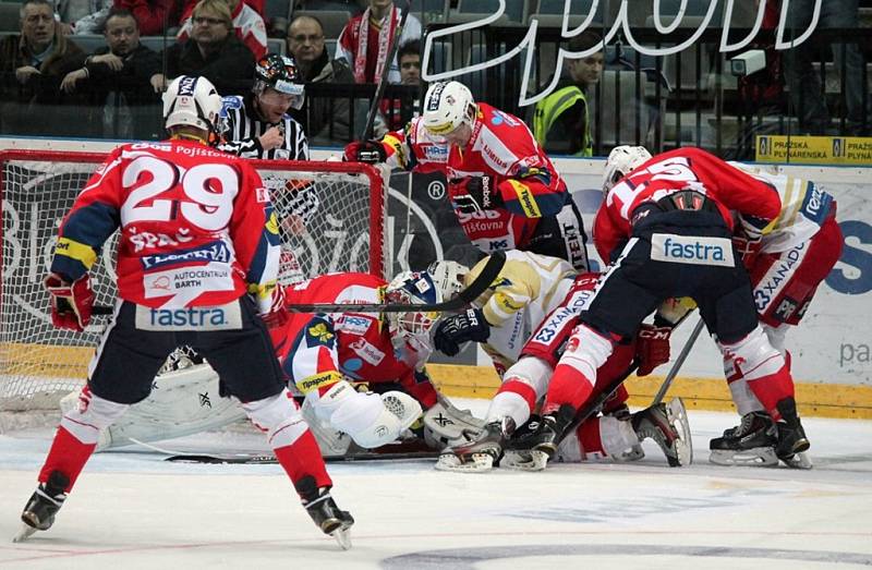 Dohrávka 16. kola hokejové extraligy: HC Slavia Praha - HC ČSOB Pojišťovna Pardubice 1:6 (0:2, 0:4, 1:0).