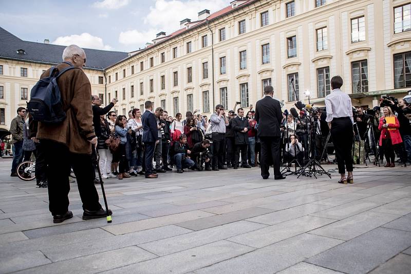 Ministr financí Andrej Babiš navštívil 3. května prezidenta Miloše Zemana na Pražském hradě.