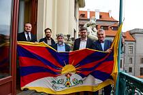 Vyvěšení tibetské vlajky na budovu Nové radnice.