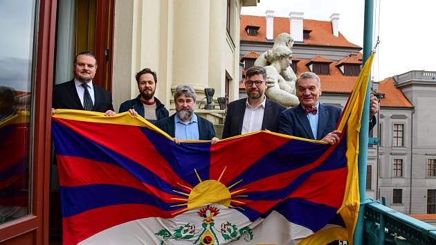 Vyvěšení tibetské vlajky na budovu Nové radnice.