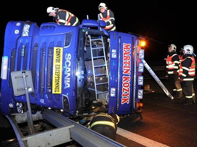 Dopravní nehoda kamionu na nájezdu na Vysočanskou radiálu na severovýchodním okraji Prahy.