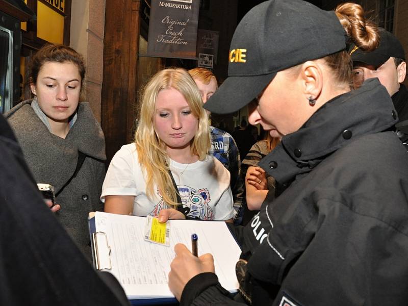 Na kontroly dánské mládeže, jež v Praze hromadně tráví jarní prázdniny, a to často popíjením, vyrážejí policisté v doprovodu svých kolegů z Dánska. Navštěvují kluby a bary v centru Prahy a zajímají se o doklady a o hladinu alkoholu u osob mladších 18 let.