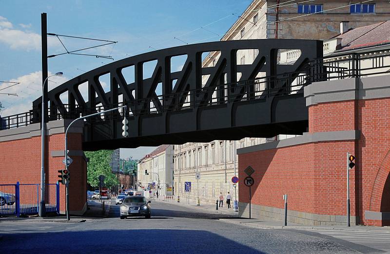 Za účasti premiéra Bohuslava Sobotky se na Masarykově nádraží uskutečnilo slavnostní zahájení rekonstrukce více něž 160 let starého Negrelliho viaduktu.