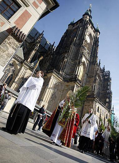 O Květné neděli 17. dubna pražský arcibiskup Dominik Duka požehnal palmové ratolesti v bazilice sv. Jiří na Pražském hradě. Lidé si tak připomínají příjezd Ježíše do Jeruzaléma a začal tak pašíjový týden.