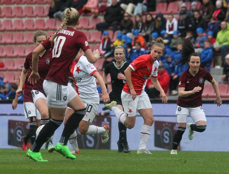 Fotbalové derby žen před zraky 5734 diváků vyhrály sparťanky 1:0.