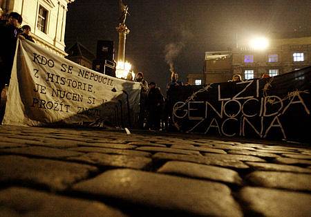 Středečního pochodu "Posviťme si na neonacisty" se účastnily stovky lidí, které chtěly vyjádřit své znepokojení nad vzrůstající aktivitou českých ultrapravicových sil.