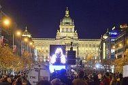 Během svátečního dne se večer na Václavském náměstí uskuteční Koncert pro budoucnost.