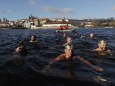 Příznivci otužování na vlastní kůži okusili teplotu vody, která v posledních dnech dosahuje maximálně dvou stupňů Celsia, při tradiční tříkrálové otužilecké plavbě 6. ledna v Praze. 