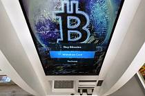 Logo bitcoinu  - Logo bitcoinu na obrazovce bankomatu. Ilustrační foto.