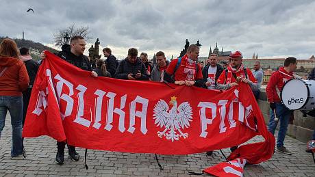 Pochod polských fotbalových fanoušků po Karlově mostě.