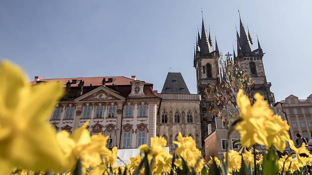 Přípravy Velikonočních trhů na pražském Staroměstském náměstí 5. dubna 2019.