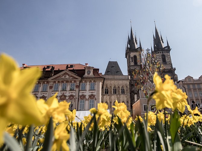 Přípravy Velikonočních trhů na pražském Staroměstském náměstí 5. dubna 2019.