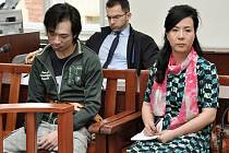 Z pokusu o vraždu na Chodově se před Krajským soudem v Praze zpovídal Vietnamec Quang Huy Tran. Na snímku s advokátem Jaromírem Štůskem a s tlumočnicí.