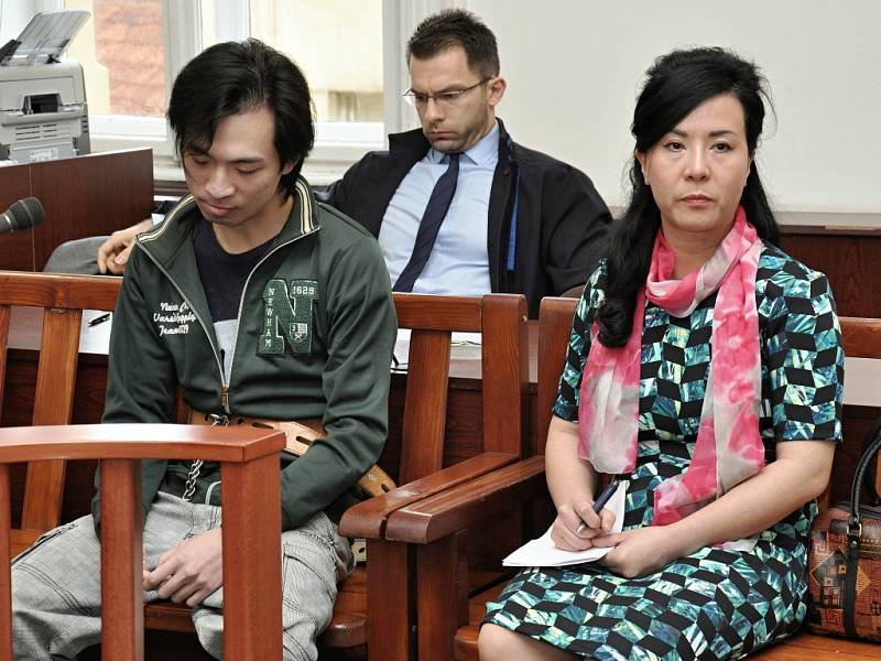 Z pokusu o vraždu na Chodově se před Krajským soudem v Praze zpovídal Vietnamec Quang Huy Tran. Na snímku s advokátem Jaromírem Štůskem a s tlumočnicí.