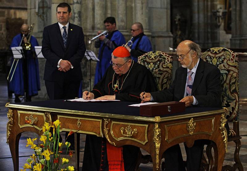 V pondělí odpoledne byla v katedrále svatého Víta za účasti kardinála Dominika Duky podepsána smlouva  s vítěznou firmou (Gerhard Grenzing S.A.) na výrobu majestátního nástroje Svatovítských varhan.