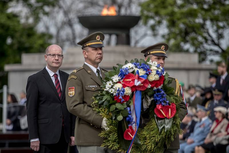 Pietní akt při příležitosti 72. výročí ukončení 2. světové války 8. května před Národním památníkem na Vítkově v Praze. Na snímku Bohuslav Sobotka.