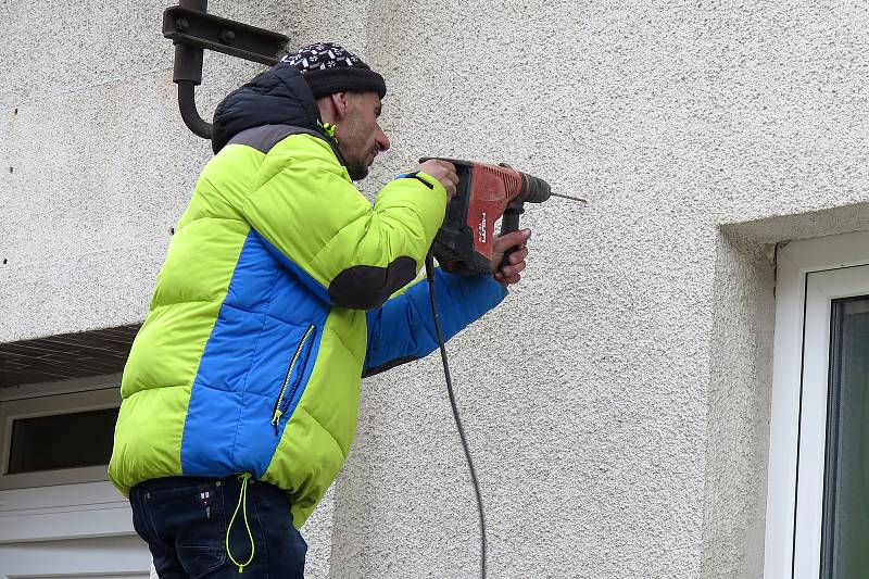 Zhotovitel pamětní desky Josef Svoboda umísťuje desku generála Syrového na jeho rodný dům.