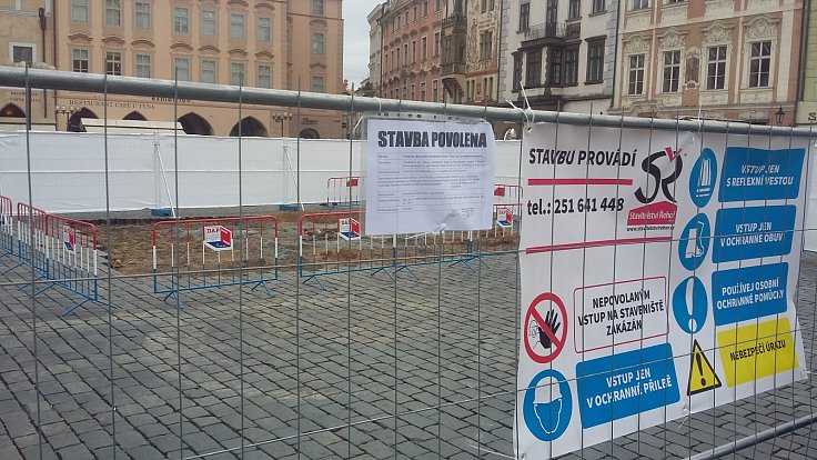 Na Staroměstském náměstí začala stavba repliky mariánského sloupu.