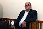 Bývalý předseda Fotbalové asociace ČR Miroslav Pelta čeká na chodbě pražského městského soudu, který pokračoval 13. října 2021 v projednávání kauzy rozdělování sportovních dotací na ministerstvu školství.