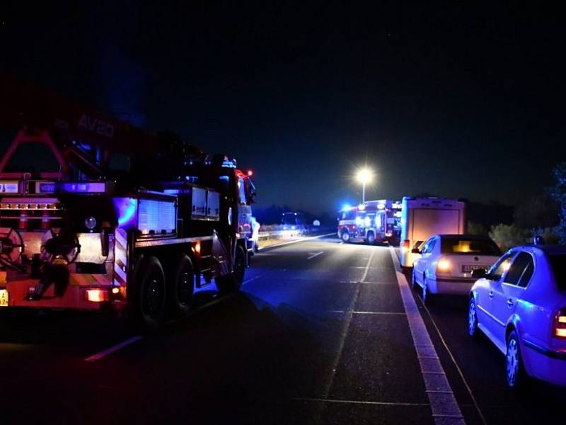 Auto jedoucí po D11 v protisměru se čelně střetlo s náklaďákem, oba vozy shořely, řidiči zemřeli.