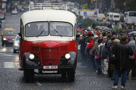 Hvězdicová jízda. Ulicemi metropole projeli v rámci oslav automobiloví i motocykloví veteráni.