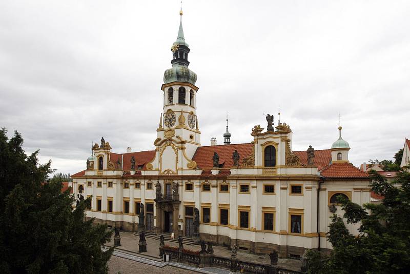 Podle italského vzoru architekta Donata Bramanteho se stavěla Loreta i v jiných katolických zemích, u nás zejména po porážce na Bílé Hoře roku 1620.