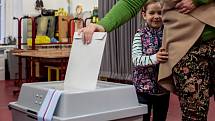 Voliči volili 5. října během prvního dne voleb do zastupitelstev obcí a senátních voleb v Praze. ZŠ Truhlářská