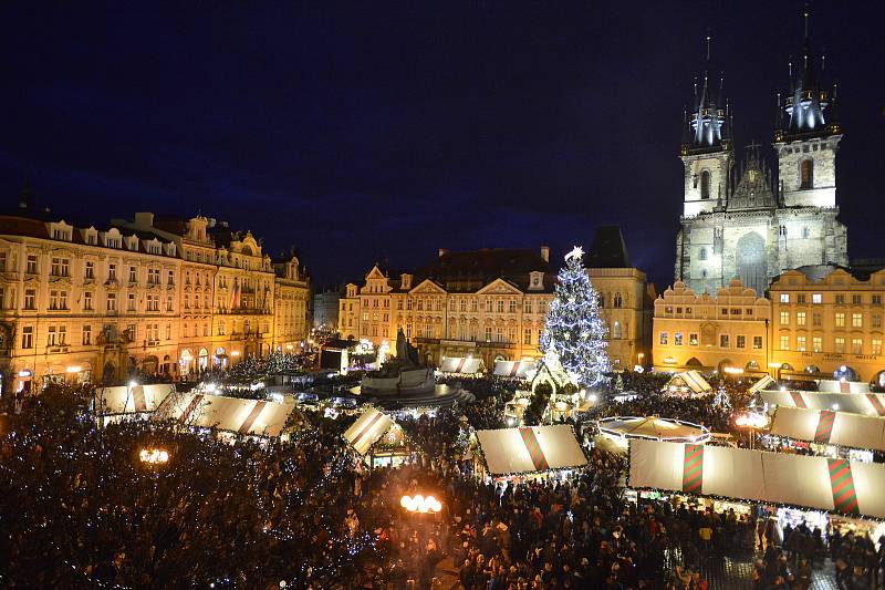 V sobotu 30. listopadu 2019 byl v Praze na Staroměstském náměstí rozsvícen vánoční strom.