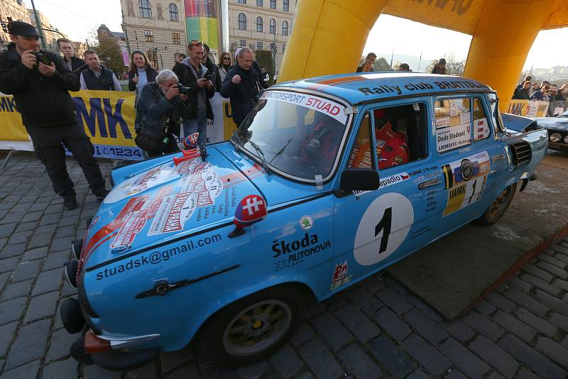 Ze slavnostního startu 10. ročníku mezinárodního automobilového závodu legend Rallye Praha Revival.