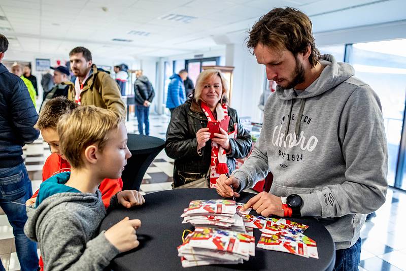 Fotbalový klub Slavia Praha pořádal pro své fanoušky akci Víkend otevřených dveří, při kterých mohli nakouknout do útrob stadionu, šaten i do klubového muzea.