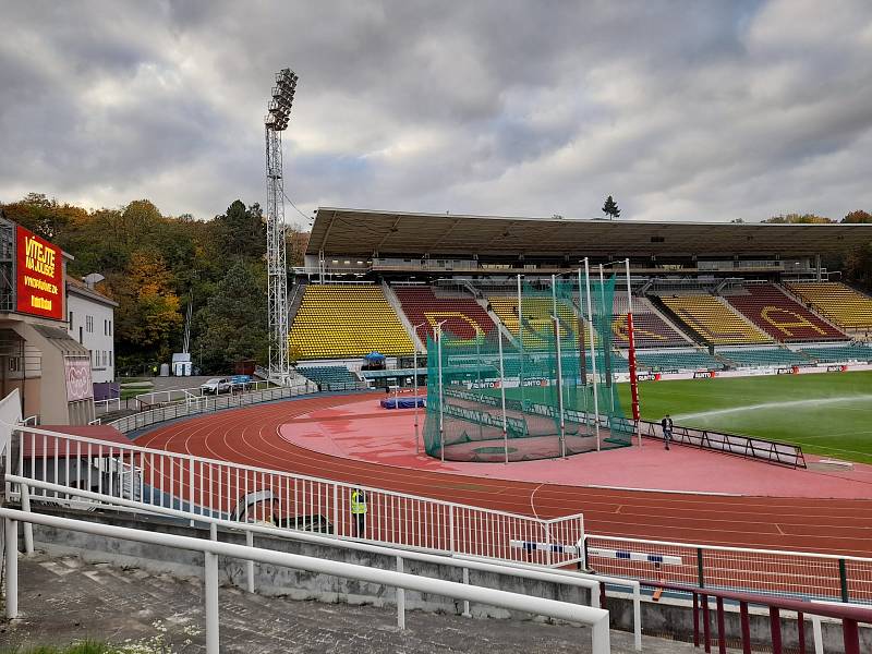 Atmosféra, pivo a klobásky při pohárovém derby Dukla - Slavia