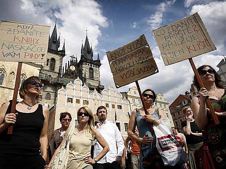 Demonstrace Nezdaňujte čtení, nezdaňujte informace proti navýšení sazby daně z přidané hodnoty na knihy a tiskoviny proběhla 22. června na pražském Staroměstském náměstí.