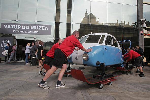 Do přízemí budovy bývalého Federálního shromáždění se ve středu přestěhovaly aerosáně Tatra V 855 z roku 1942, které budou jedním z největších exponátů chystané rozsáhlé výstavy Vynálezci a vynálezy.