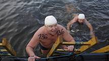 285 otužilců z Česka i zahraničí plavalo ve vltavských vodách v 67. ročníku vánočního Memoriálu Alfreda Nikodéma