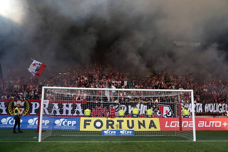 Sezonu nejvyšší fotbalové soutěže završilo velké pražské derby. Slavia ve svém Edenu podlehla Spartě 1:2.