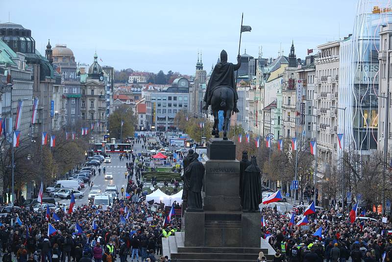 Demonstrace na Václavském náměstí v Praze v úterý 17. listopadu 2020. Po jejím skončení se průvod vydal na Národní třídu.